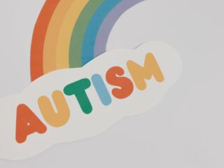 Autista síntomas: Comprendiendo los signos del autismo